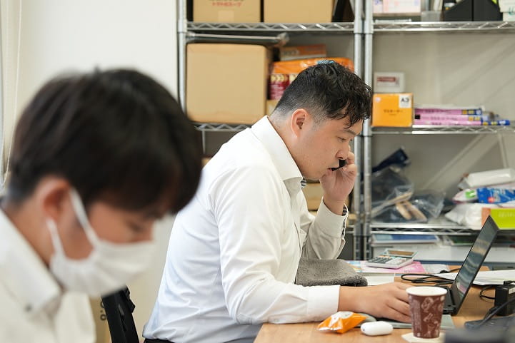 出社・スケジュール確認の様子